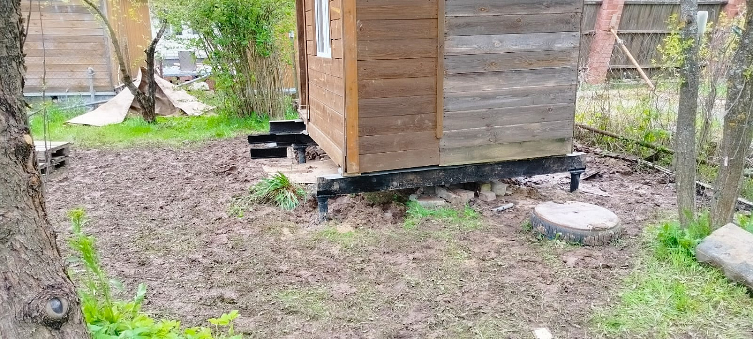Подняли деревянную бытовку на винтовые сваи